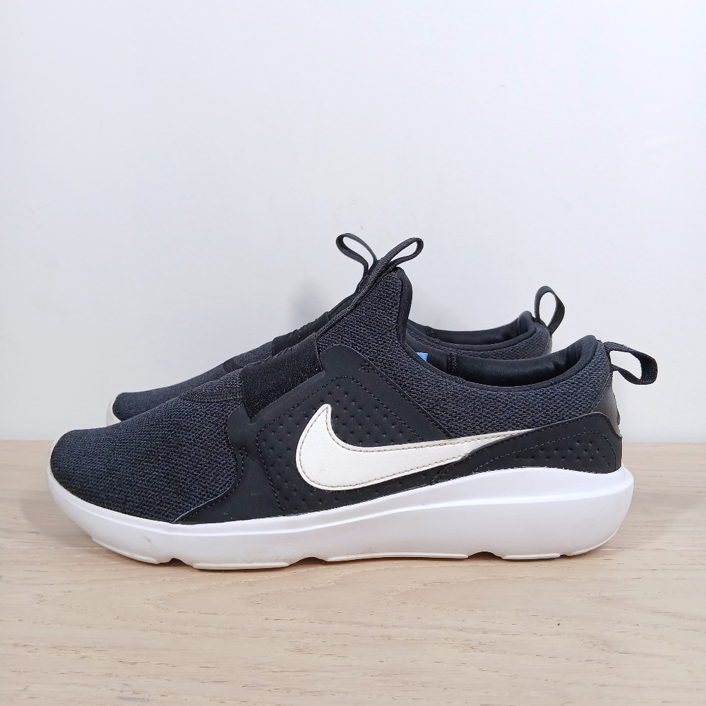 Nike Black and White Slip-On Lightweight Mesh Sneakers 562